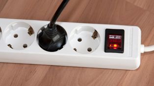 Elektryk ostrzega. Oto czego nie wolno podłączać do listwy