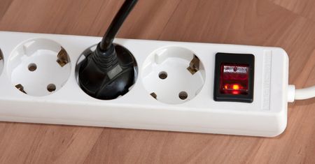 Elektryk ostrzega. Oto czego nie wolno podłączać do listwy
