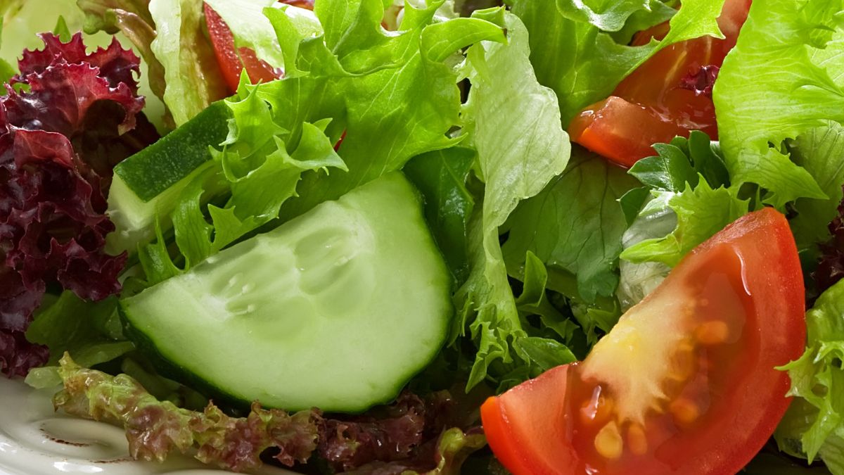 Dlaczego nie powinno się jeść sałatek na kolację? 