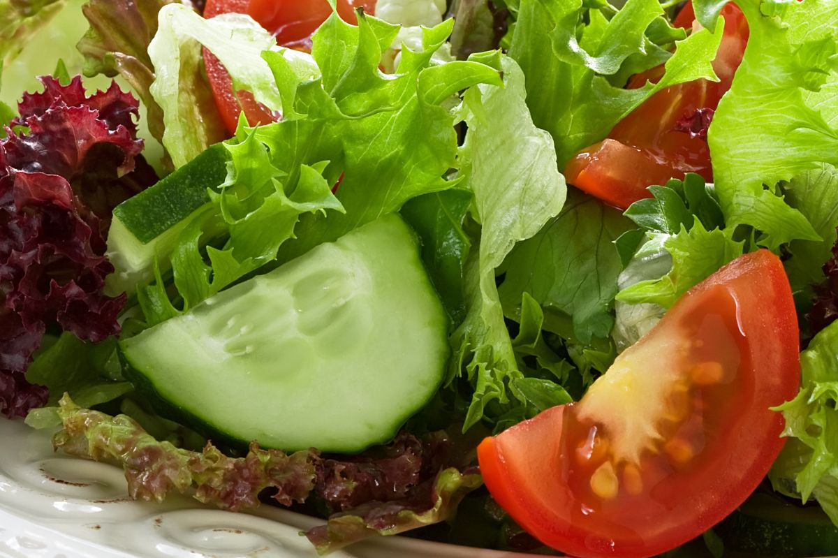 Avoid salads before bedtime to improve sleep quality