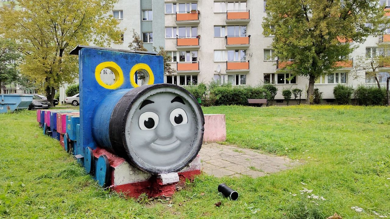 Poznań: Nowa praca Kawu. Pomalował starą ciuchcię na jednym z osiedli