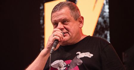 Kazik powrócił na scenę. Przerwał występ. Miał bardzo ważny powód