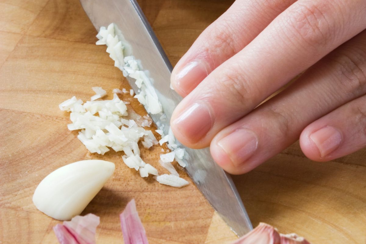 Erase garlic aroma from your hands efficiently: Simple kitchen tips