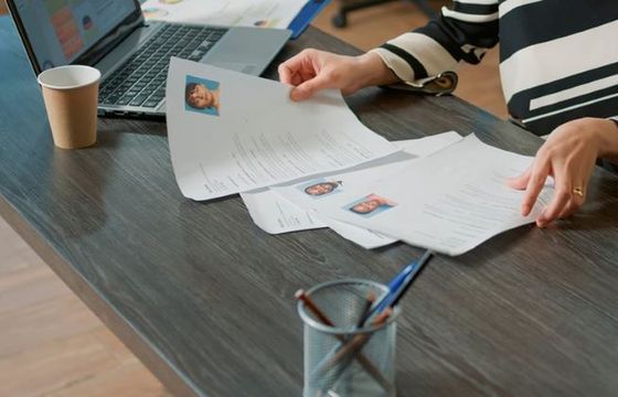 Pracodawca w ogłoszeniu pisze wprost o nadgodzinach. Czy szczerość się opłaca?