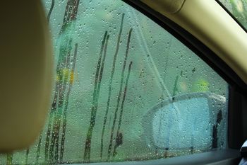 Włóż pod fotel w aucie. Na zaparowane szyby zadziała momentalnie