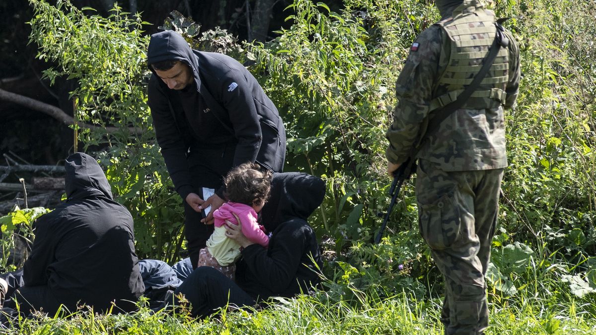 Granica z Bialorusia
Gmina Szudzialowo, woj. podlaskie, 15.08.2021. W zwiazku z rosnaca z dnia na dzien iloscia migrantow, nielegalnie przekraczajacych bialorusko-polska granice, Straz Granicza wzmocnila swoje dzialania na granicy z Republika Bialorus na terenie wojewodztwa podlaskiego. Tylko w  ciagu ubieglego weekendu (6-8.08.2021) zatrzymano 349 osob - glownie Irakijczykow i Afganczykow - usilujacych nielegalnie dostac sie do Polski z Bialorusi. Wg. roznych zrodel, migranci samolotami dostaja sie do Minska, a stamtad sa przewozeni przez bialoruskie sluzby nad granice z Litwa i Polska. N/z Straz Graniczna i wojsko pilnuja kolejnej zatrzymanej grupy uchodzcow, w tym malych dzieci i kobiet, ktorzy rozpalili ognisko w lesie, zeby ogrzac sie i wysuszyc buty i ubrania,Image: 627136705, License: Rights-managed, Restrictions: , Model Release: no, Credit line: Michal Kosc / Forum
Michal Kosc / Forum
granica polsko-bialoruska, nielegalni migranci, Straz Graniczna, dzialania Strazy Granicznej, znaczna ilosc nielegalnych przekroczen granicy, ochrona granicy, kryzys migracyjny, Podlaski Oddzial Strazy Granicznej, POSG, nielegalne przekroczenie granicy polsko-bialoruskiej, akcja Strazy Granicznej, granica Schengen, strefa Schengen, wschodnia granica Polski, zewnetrzna granica UE, kryzys uchodzczy, sciana wschodna, granica z Bialorusia, uchodzcy, migrant, migracja, zagrozenie, kobiety, dzieci, male dzieci, uciekinierzy, category_code_"def;, category_code_"