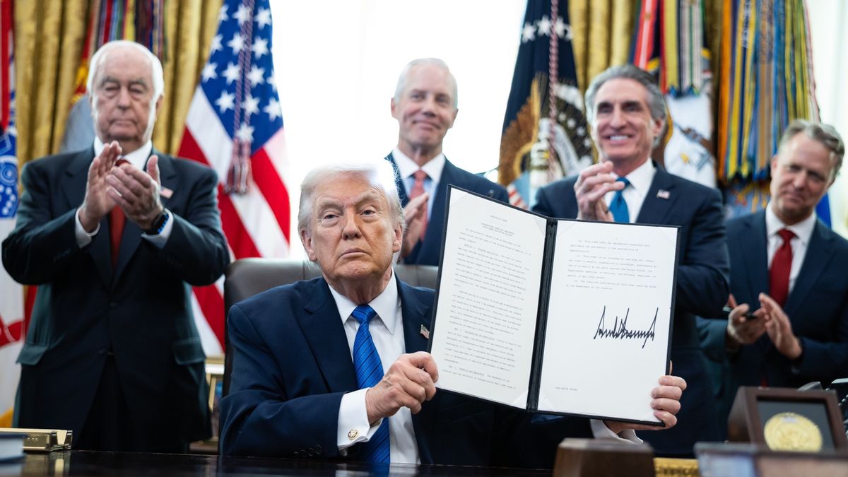 US President Donald Trump signs executive orders in Washington
epa12693199 US President Donald Trump signs executive orders in the Oval Office at the White House, Washington, DC, USA, 30 January 2026.  EPA/FRANCIS CHUNG / POOL 
Dostawca: PAP/EPA.
FRANCIS CHUNG / POOL
OVAL OFFICE, POLICY, WHITE HOUSE, WASHINGTON