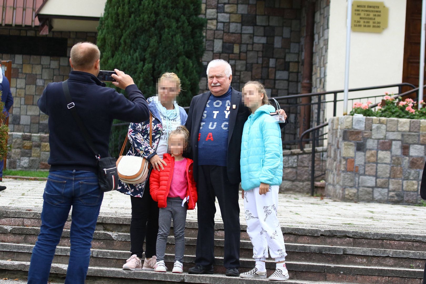 Były prezydent pozował do zdjęcia przed kościołem.