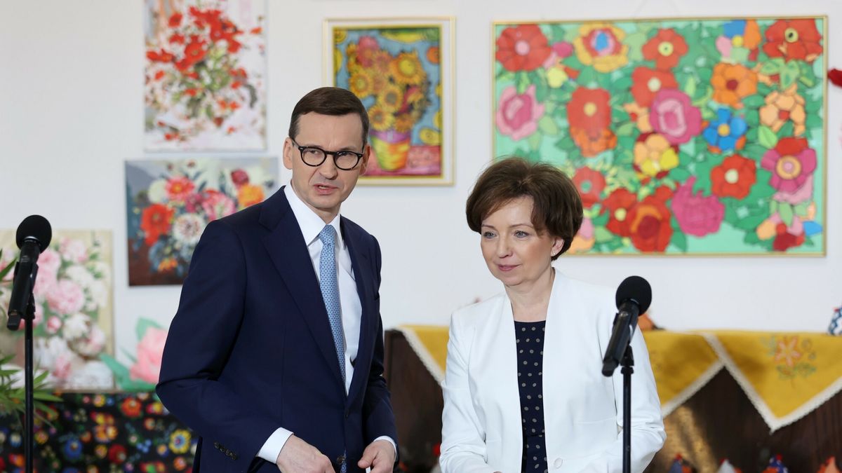 Premier Morawiecki z wizyt? w Domu Seniora
Fot. Piotr Molecki/East News, Wola Karczewska, 06.04.2022. Wizyta premiera Mateusza Morawieckiego w w Dziennym Domu "Senior+" w Woli Karczewskiej.
N/z: premier Mateusz Morawiecki (L) oraz minister rodziny, pracy i polityki spolecznej Marlena Malag (P).
Piotr Molecki