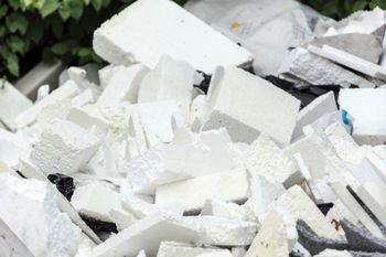 Gdzie wyrzucić styropian? Wiele osób nadal popełnia ten błąd