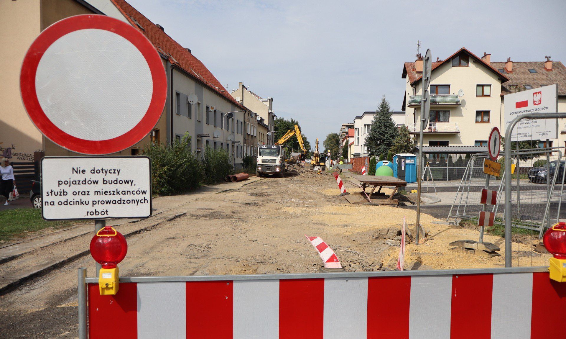 Trwa remont ulicy Chopina w Oświęcimiu w pobliżu skrzyżowania z ulicą Dąbrowskiego.