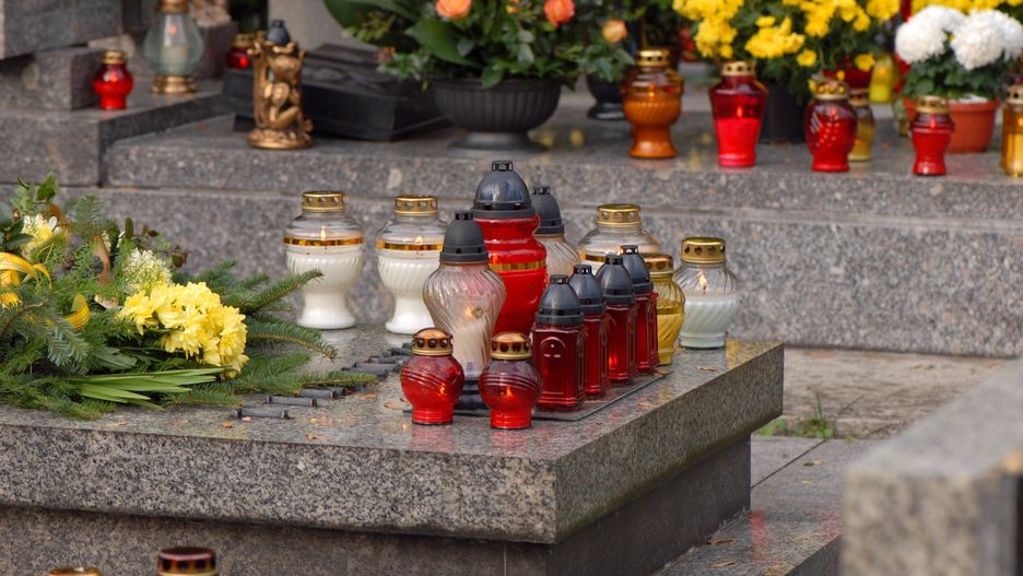 Ruszyły promocje przed Wszystkich Świętych. Oto ceny zniczy