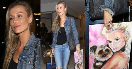 Joanna Krupa z własnym portretem pod pachą spaceruje po lotnisku (ZDJĘCIA)