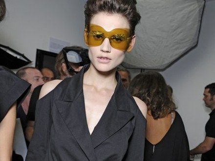 Androgyniczna modelka w kampanii męskiej kolekcji YSL