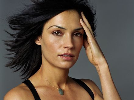 Zmęczona kosmitka Famke Janssen