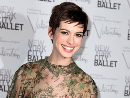 Anne Hathaway do ołtarza w sukni Valentino