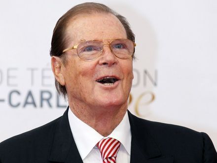 Roger Moore pokonał Bonda!