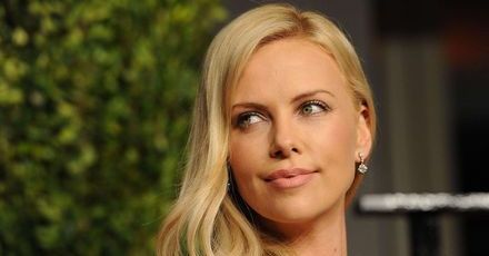 Totalny mięczak Charlize Theron