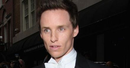 Eddie Redmayne jako Stephen Hawking szaleje na rowerze