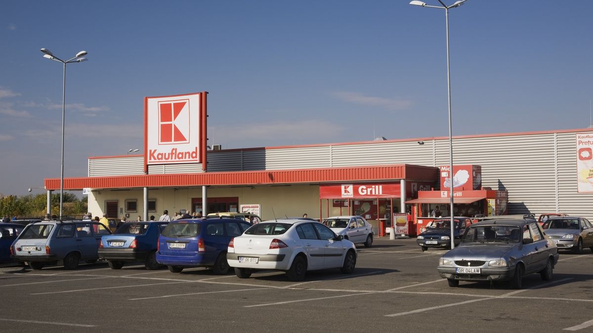 Kaufland super market
Kaufland super market in the town of Giurgiu, Romania, Eastern Europe
Perry Mastrovito
Food, Grocery, Kaufland, Market, Super