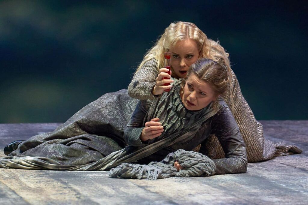 Elisabet Strid (Izolda) i Agnieszka Rehlis (Brangena) w „Tristanie i Izoldzie” Ryszarda Wagnera w Teatro de la Maestranza w Sewilli © © Sonia Espigares