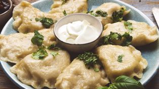 Zapomnij o ruskich! Te pierogi ze szpinakiem i fetą rozpływają się w ustach