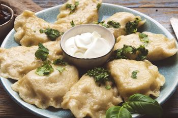 Zapomnij o ruskich! Te pierogi ze szpinakiem i fetą rozpływają się w ustach