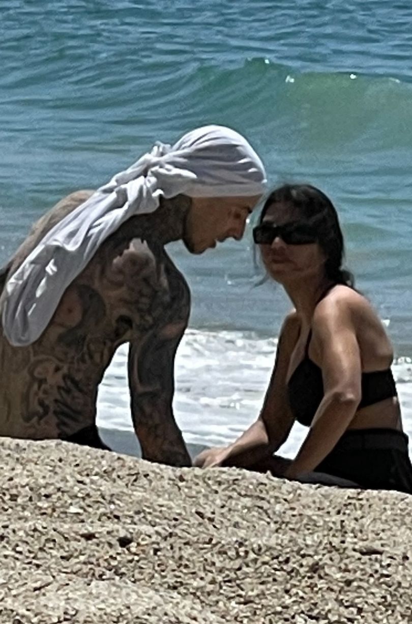 Kourtney Kardashian i Travis Barker wymieniają czułości na plaży