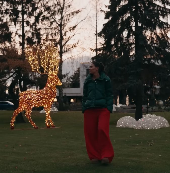 Uzbrojona w milion lampek Klaudia Halejcio udekorowała willę