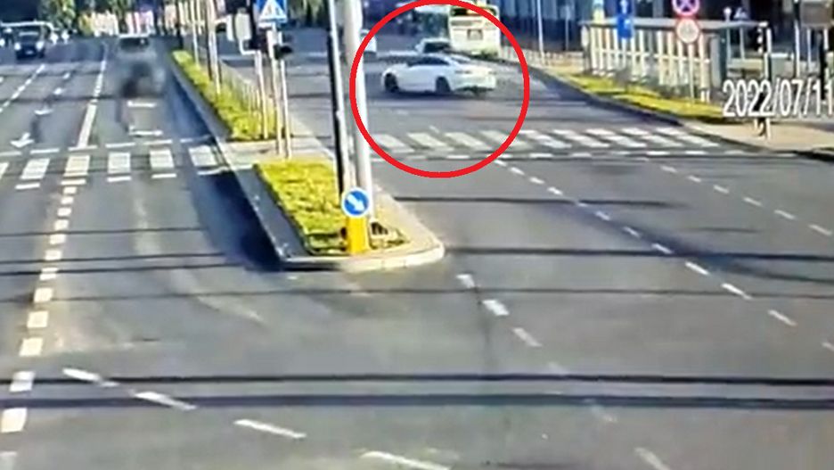 Kierowca mercedesa stracił panowanie nad autem, przeciął pas zieleni i uderzył w auto na sąsiedniej jezdni