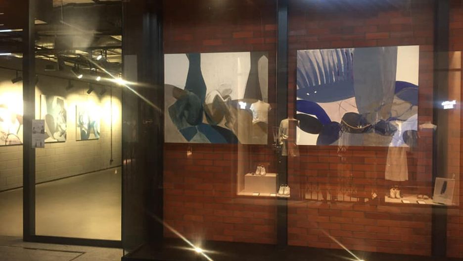 Warszawa. Wystawa w galerii na parterze Elektrowni Powiśle. Prace Karoliny Zwoniarskiej to subtelne akty w mglistych szarościach