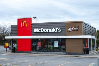 Duży banner na stronie McDonald's. 7 zł i ani grosza więcej