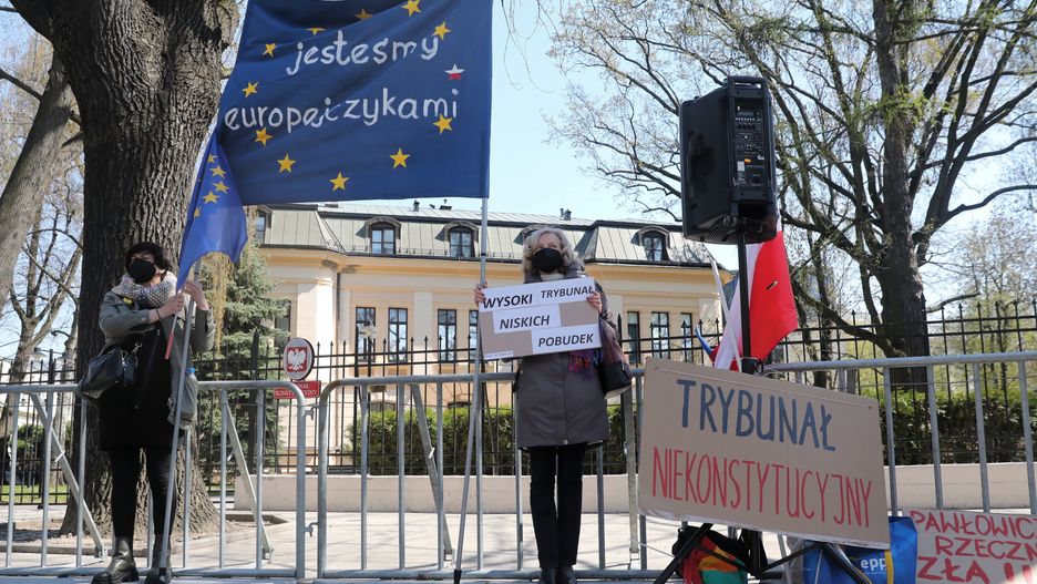 Unia pominie rząd PiS. Pieniądze na obronę demokracji