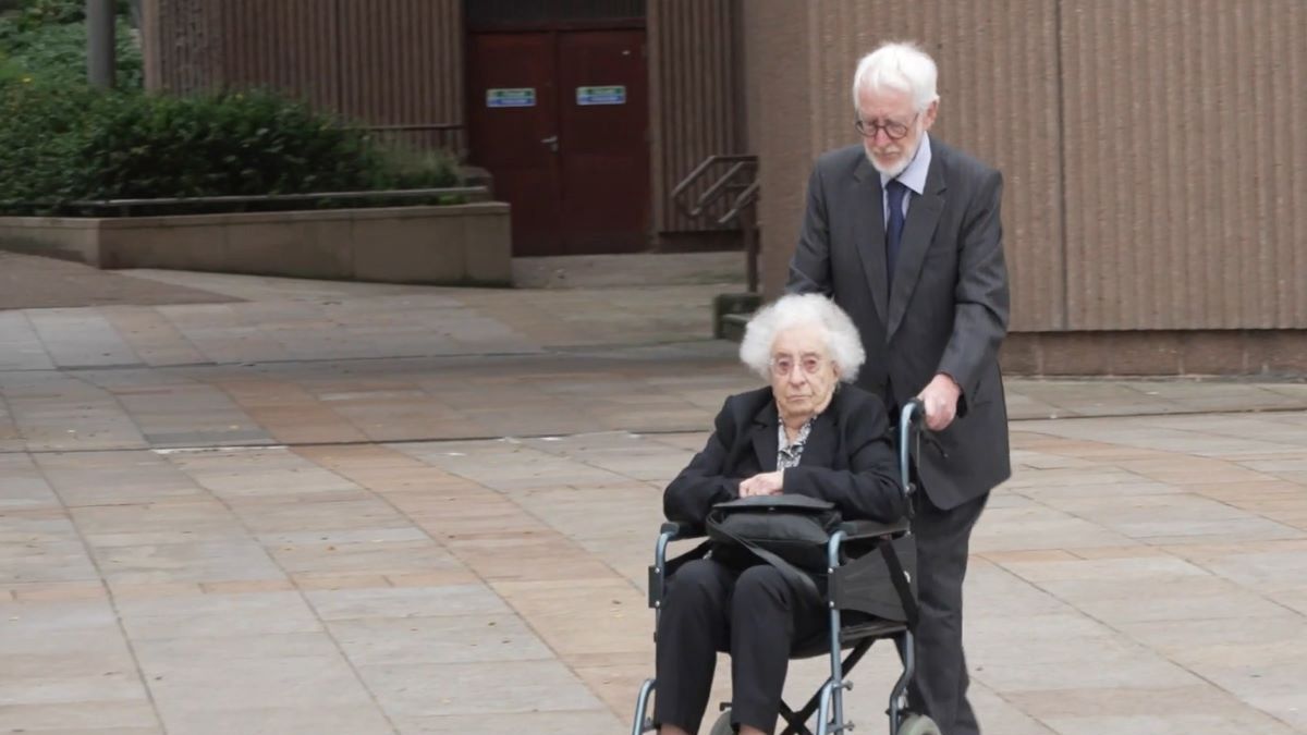 June Mills przybywa do Sądu Koronnego w Liverpoolu