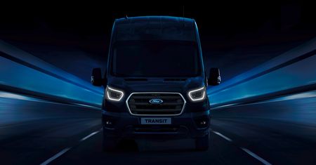 Dostawczy Ford Transit z litrowym silnikiem benzynowym. Przez hybrydy świat staje na głowie