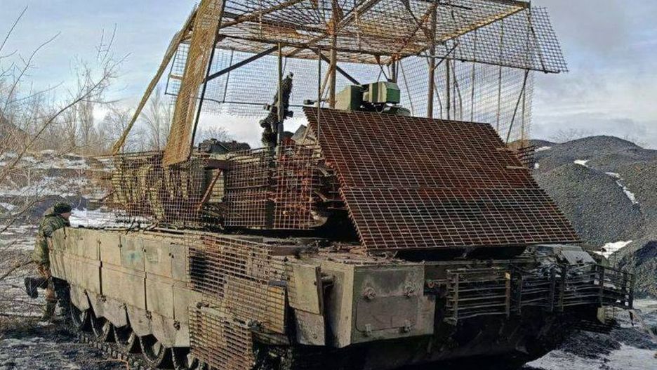 T-90M z improwizowanymi zabezpieczeniami