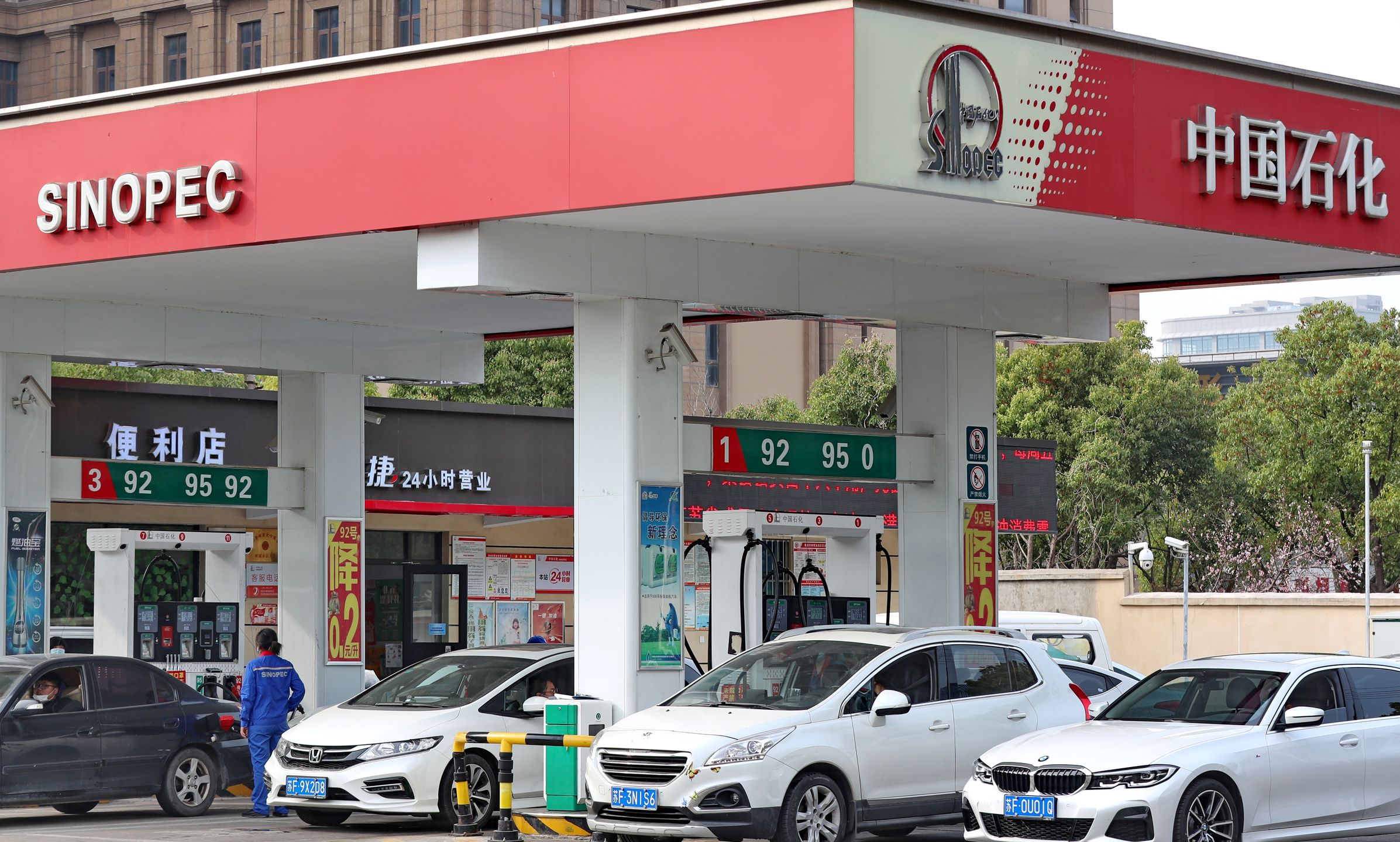Petrol Station In ChinaNANTONG, CHINA - MARCH 16: Vehicles queue at a petrol station of China Petrochemical Corporation (Sinopec Group) on March 16, 2022 in Nantong, Jiangsu Province of China. (Photo by Xu Congjun/VCG via Getty Images)VCGchina, lining up