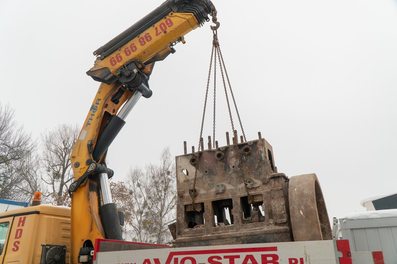 Stuletni gigant spod ziemi: w Kinie Tęcza wykopano ogromny silnik MAN sprzed stu lat