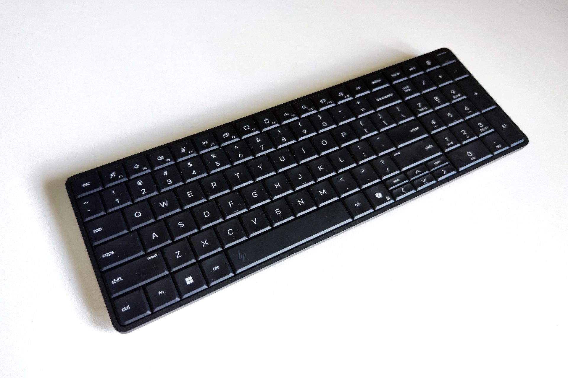 HP EliteBoard G1a ma wielkość niedużej klawiatury