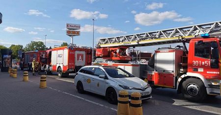 Ewakuacja klientów i pracowników Galerii Mozaika. Na miejscu interweniowali strażacy [ZDJĘCIA]