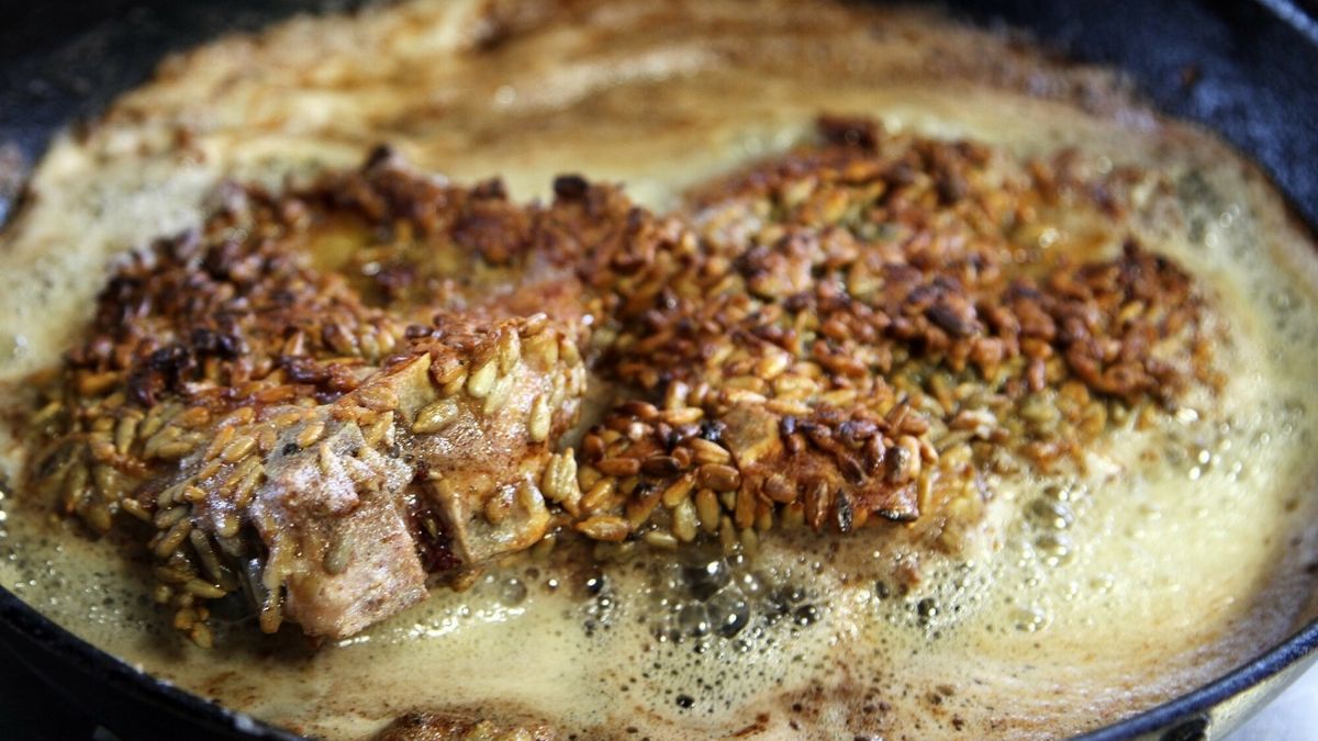 reporter7_baza01.05.2013 Zielona Gora, smazenie kotletow schabowych. N/z Kotlety schabowe panierowane w sloneczniku   fot. Piotr Jedzura/REPORTERPiotr Jedzura/REPORTER