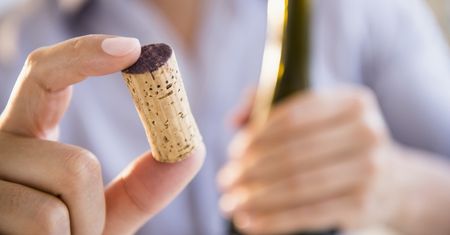Korek utknął w butelce? Użyj nieoczywistego "narzędzia", a wyjdzie bez problemu