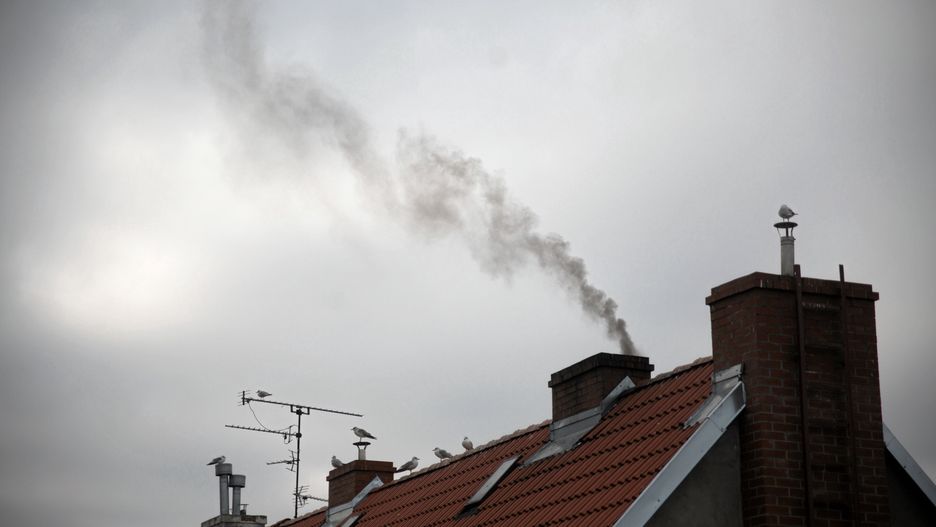 W czasie kwarantanny trudniej sprawdzić, co kto pali w piecu