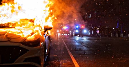 Ponad 100 osób zatrzymanych podczas nocnych protestów w Los Angeles. "Rażące nadużycie władzy"