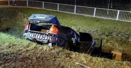 Na rondzie prosto. Kierowca przejechał przez wysepkę i wylądował w rowie. Interweniowała straż