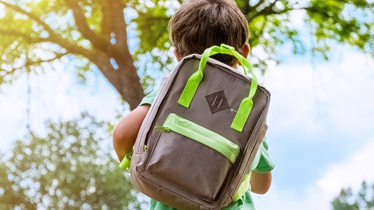 Do czego służy skórzany kwadracik naszyty na plecaki?