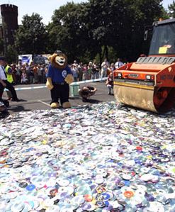 Dzieci przyglądały się, jak walec niszczy płyty