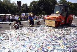 Dzieci przyglądały się, jak walec niszczy płyty