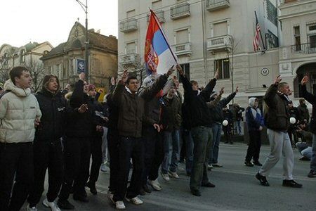 Ambasada USA w Belgradzie obrzucona kamieniami