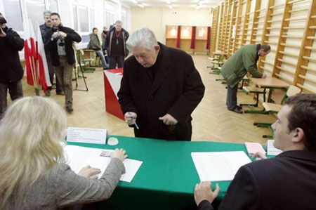 PKW: do godz. 16.30 średnia frekwencja wyniosła 28,81%